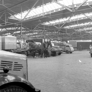 837037 Interieur van de loods van Van Gend & Loos aan de Cruquiuskade te Amsterdam.
